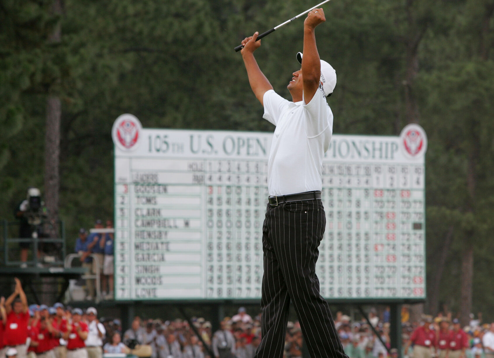 2005: Michael Campbell holds off Tiger Woods for 2-shot victory at US Open